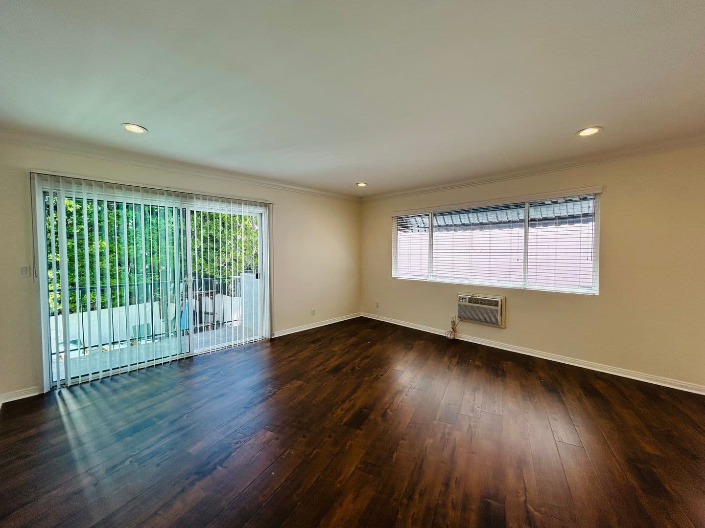 Los Angeles Apartment: 10394 Rochester Ave
