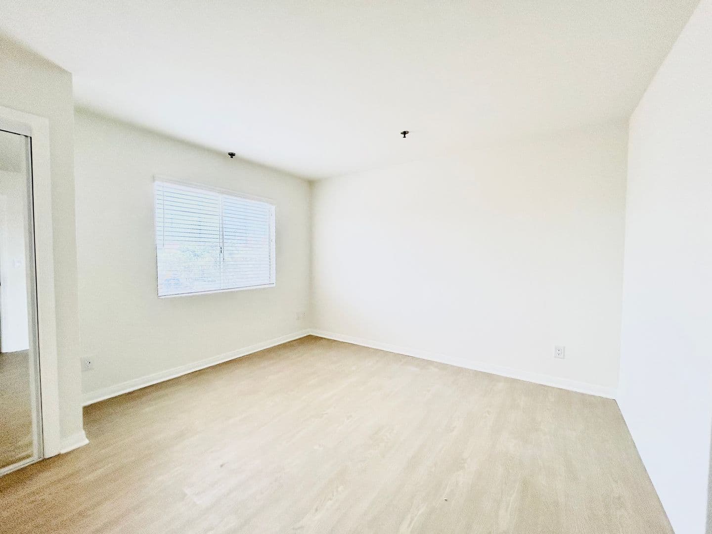 Venice Apartment: 1415 Venice Blvd