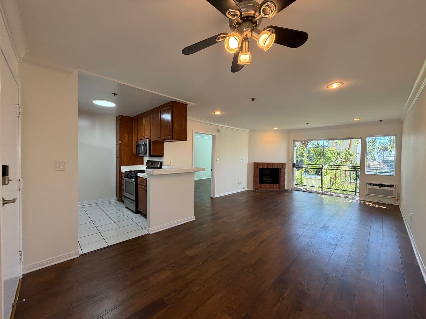 Venice Apartment: 1415 Venice Blvd
