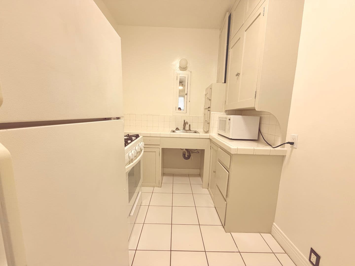Culver City Apartment: 4049 Madison Ave