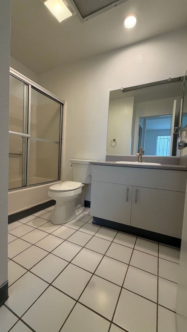 Hollywood Apartment: 1234 N Las Palmas Ave