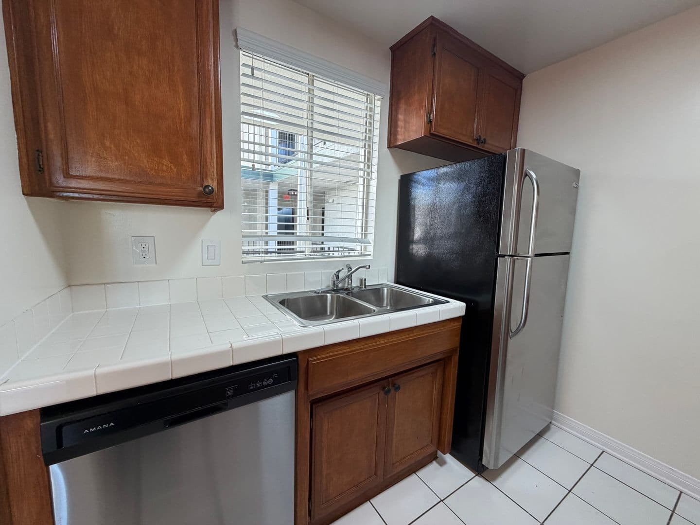 Venice Apartment: 1415 Venice Blvd