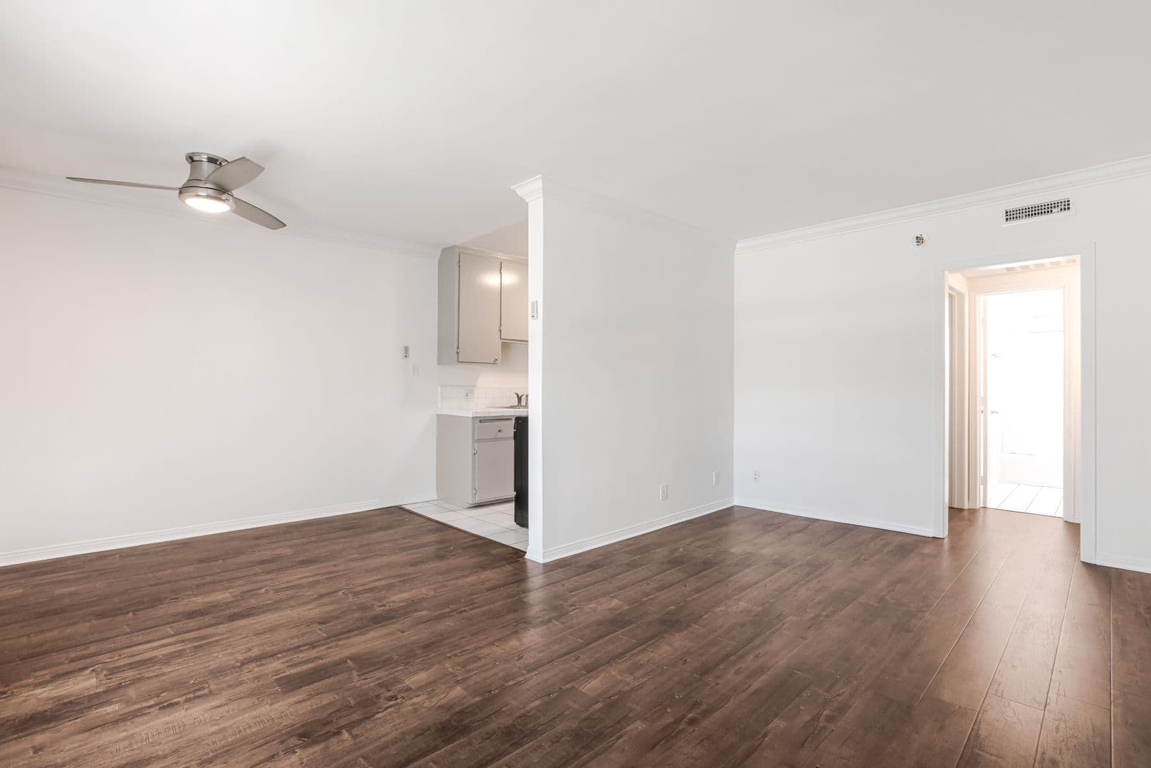 Los Angeles Apartment: 3940 Inglewood Blvd