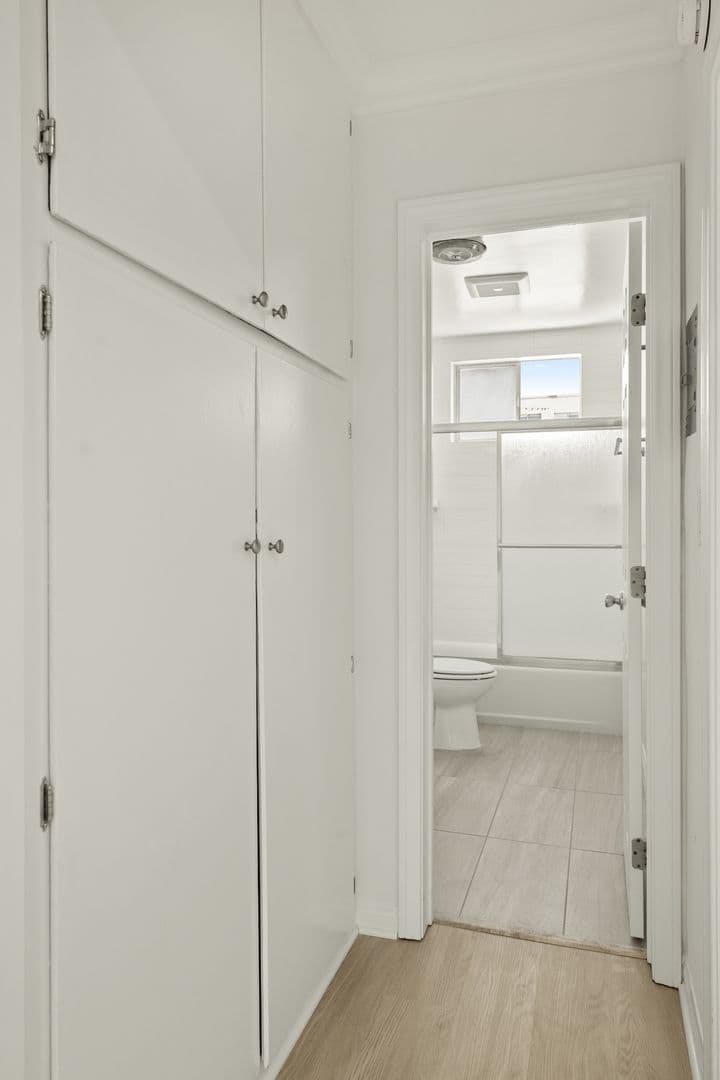 Los Angeles Apartment: 1726 Barrington Ave
