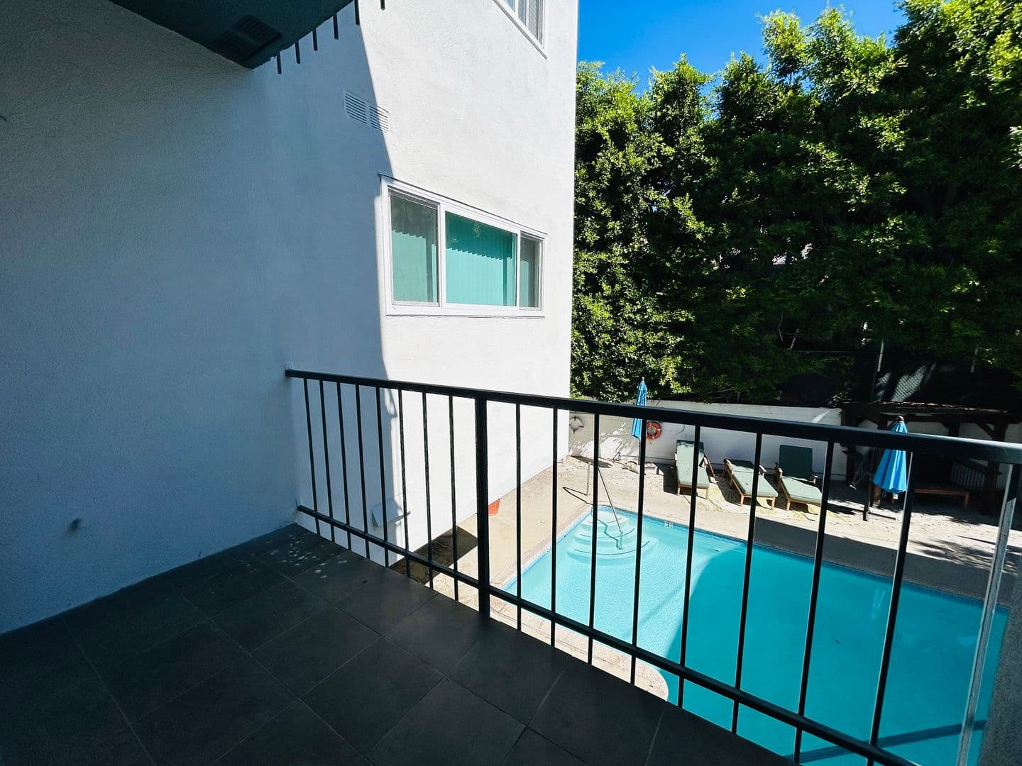Los Angeles Apartment: 10394 Rochester Ave