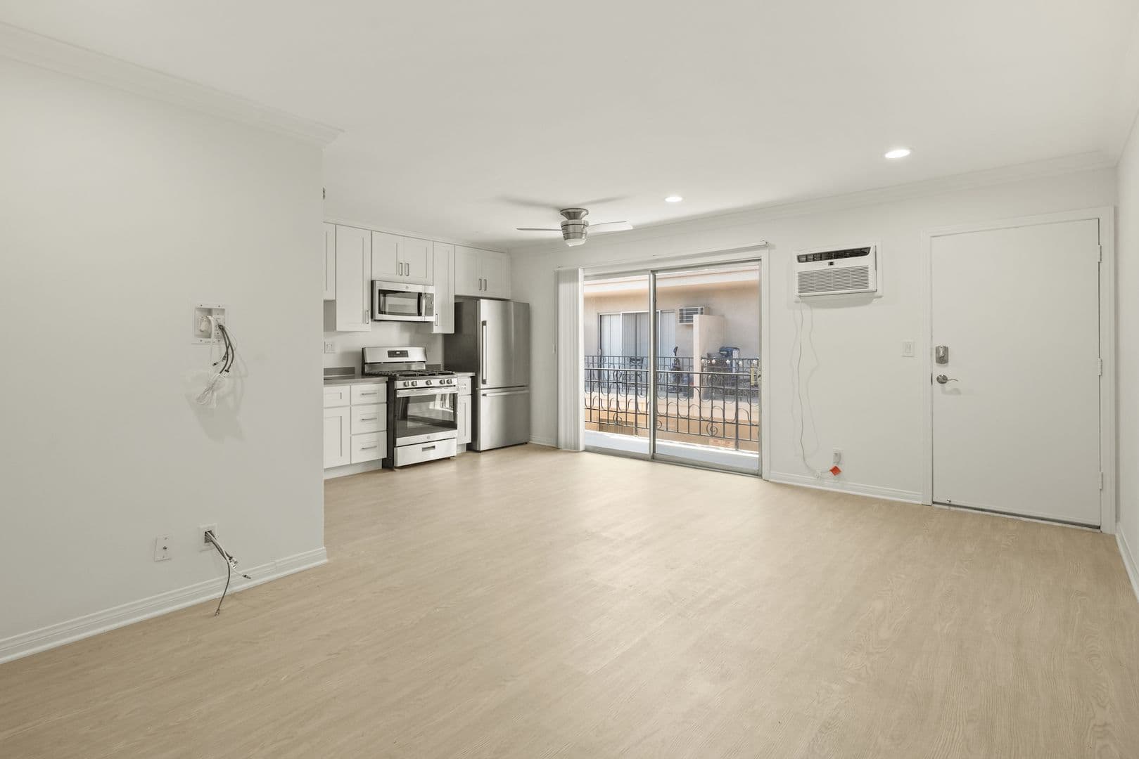 Los Angeles Apartment: 1726 Barrington Ave
