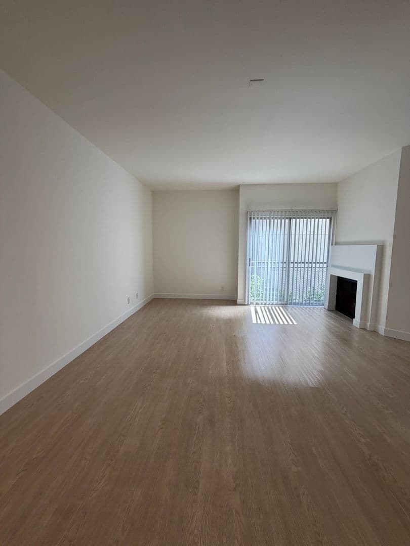 Hollywood Apartment: 1234 N Las Palmas Ave