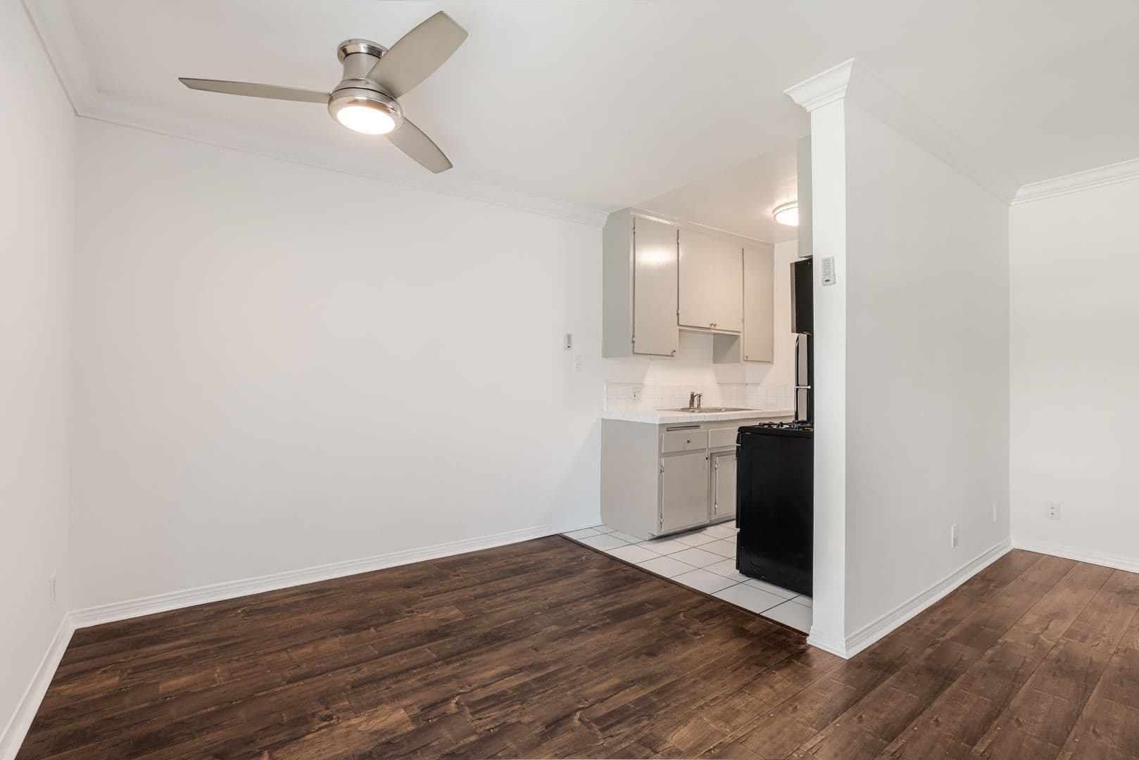 Los Angeles Apartment: 3940 Inglewood Blvd
