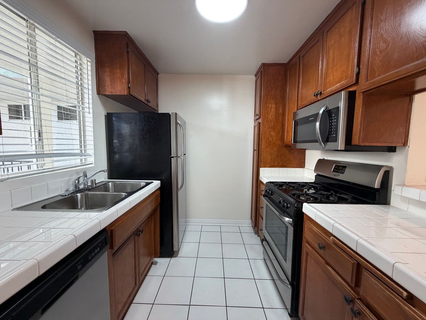 Venice Apartment: 1415 Venice Blvd