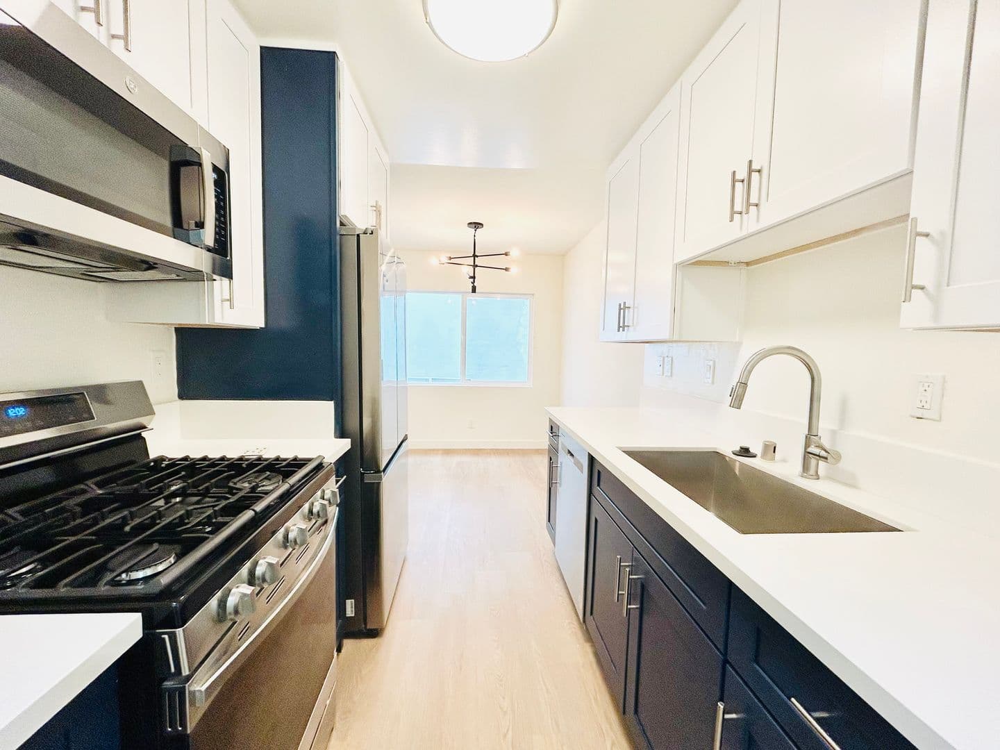 Los Angeles Apartment: 4237 Inglewood Blvd