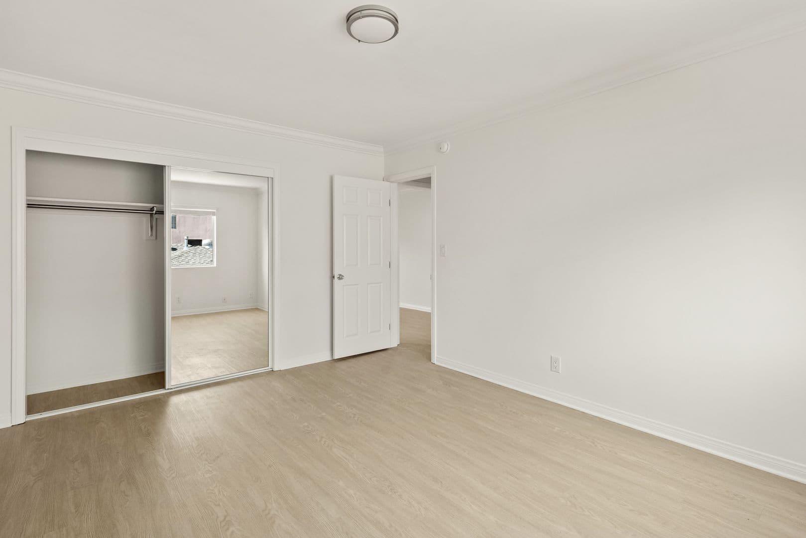 Los Angeles Apartment: 1726 Barrington Ave