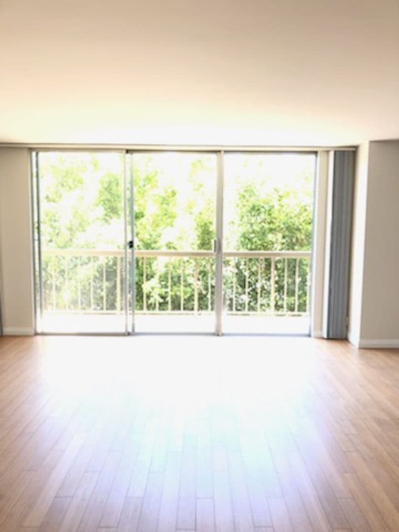 Los Angeles House: 10747 Wilshire Blvd