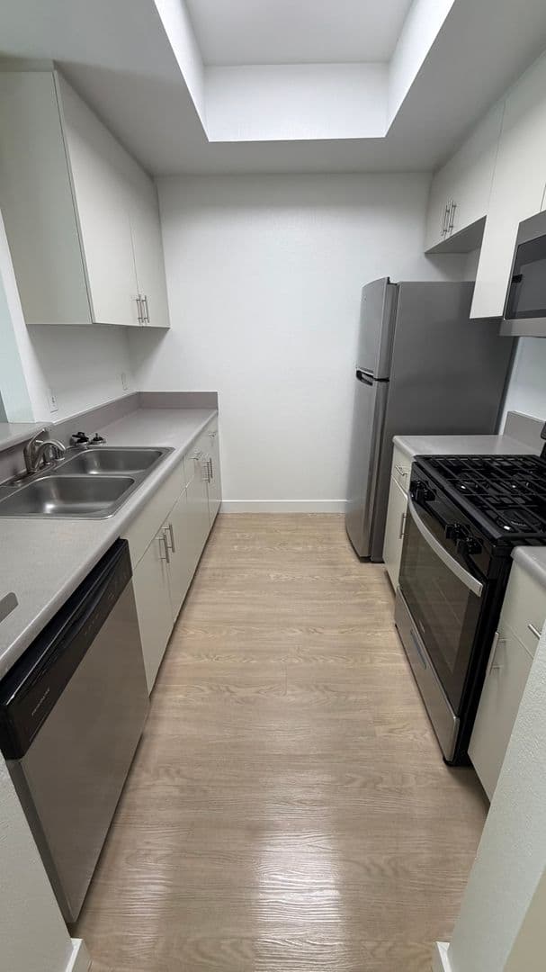 Hollywood Apartment: 1234 N Las Palmas Ave