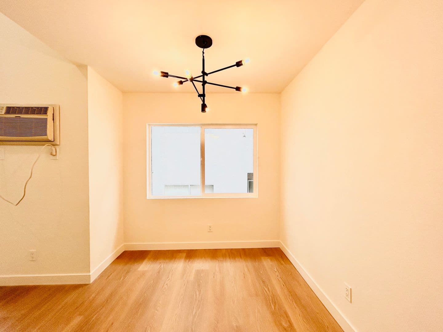 Los Angeles Apartment: 4237 Inglewood Blvd