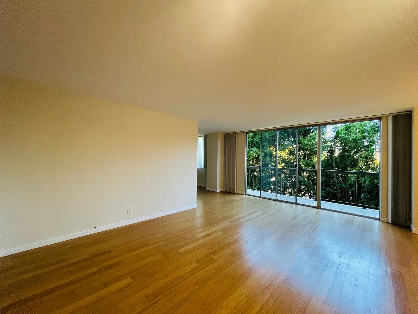 Los Angeles House: 10747 Wilshire Blvd