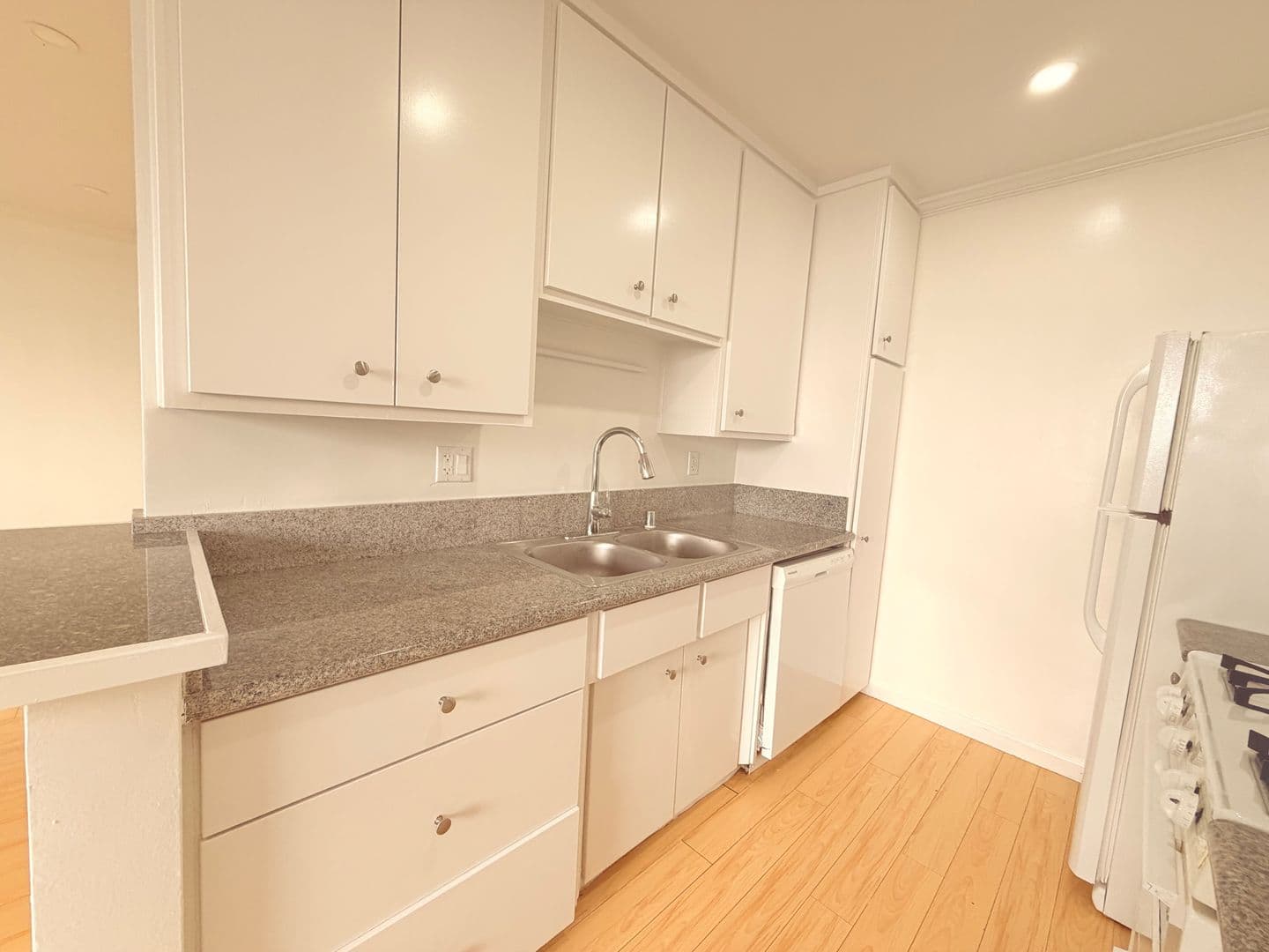 Los Angeles Apartment: 2023-27 Preuss Rd.