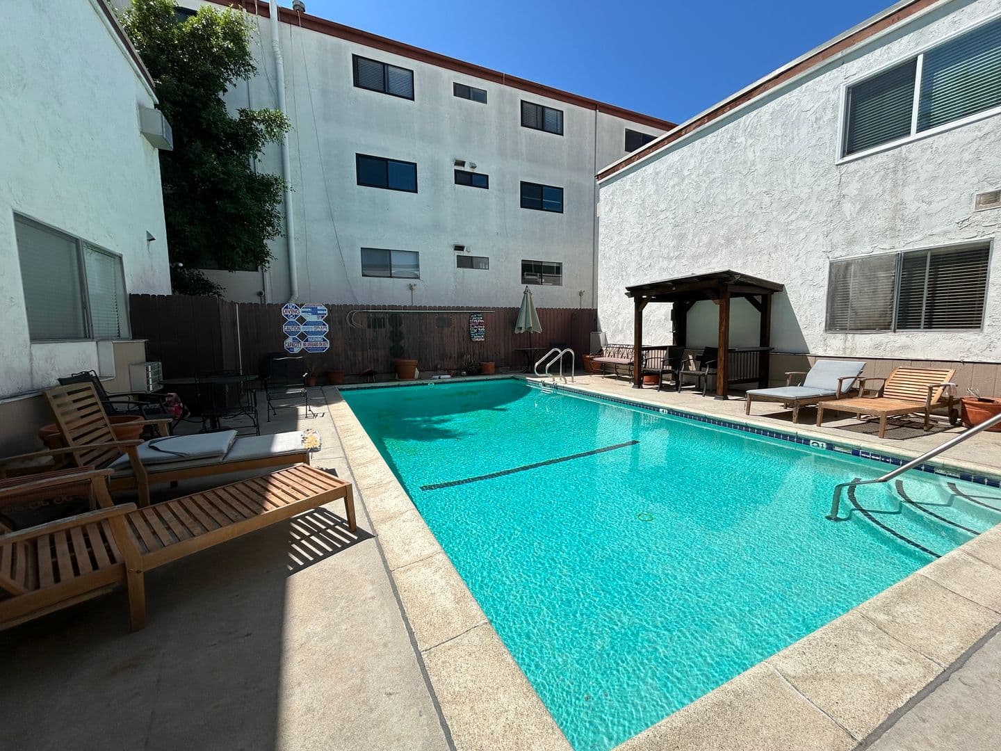 Los Angeles Apartment: 9725 Charnock Ave