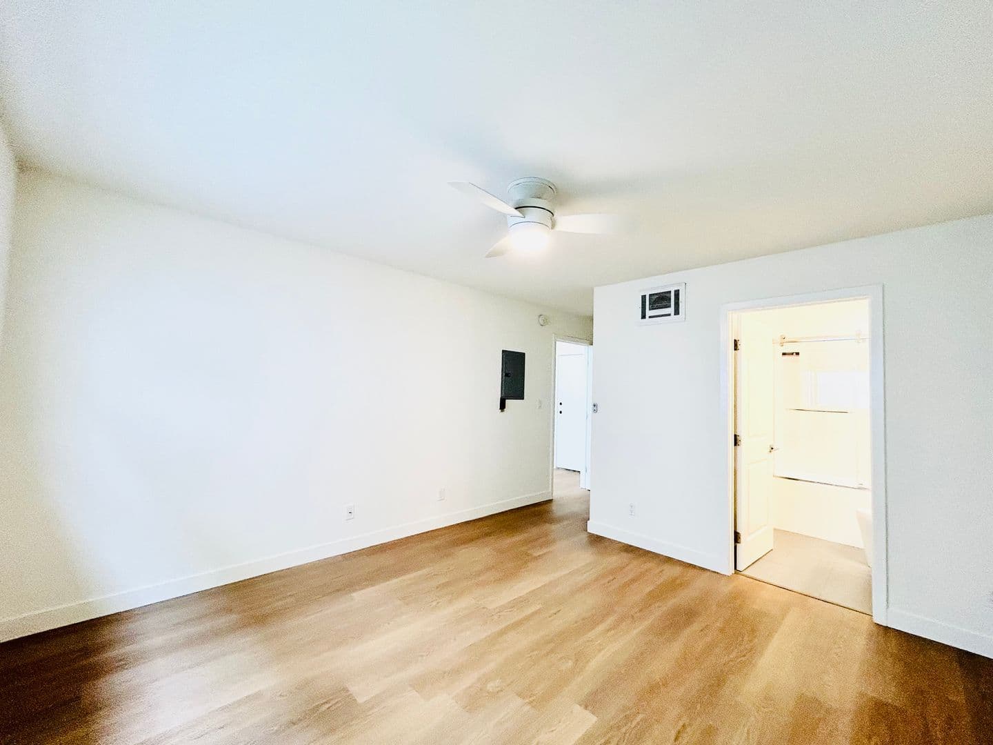 Los Angeles Apartment: 4237 Inglewood Blvd