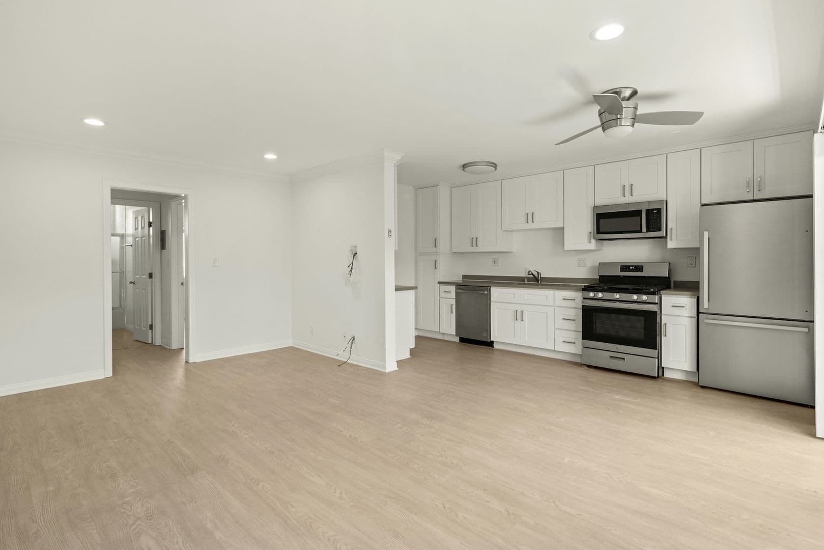 Los Angeles Apartment: 1726 Barrington Ave