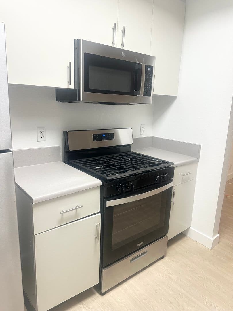 Hollywood Apartment: 1234 N Las Palmas Ave