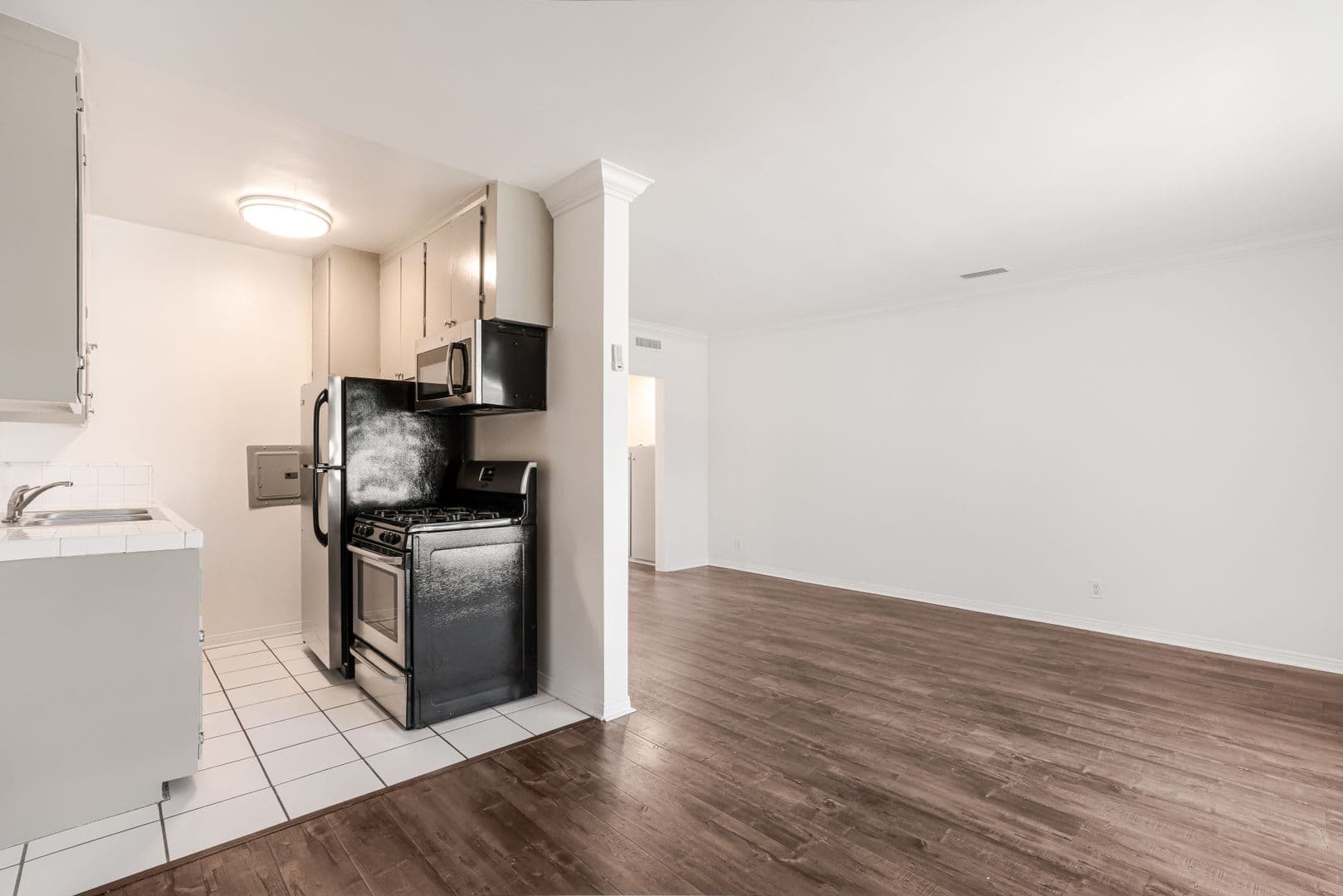 Los Angeles Apartment: 3940 Inglewood Blvd