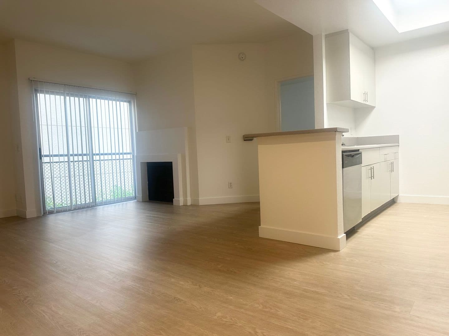 Hollywood Apartment: 1234 N Las Palmas Ave