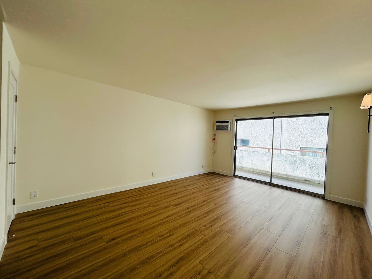 Los Angeles Apartment: 9725 Charnock Ave