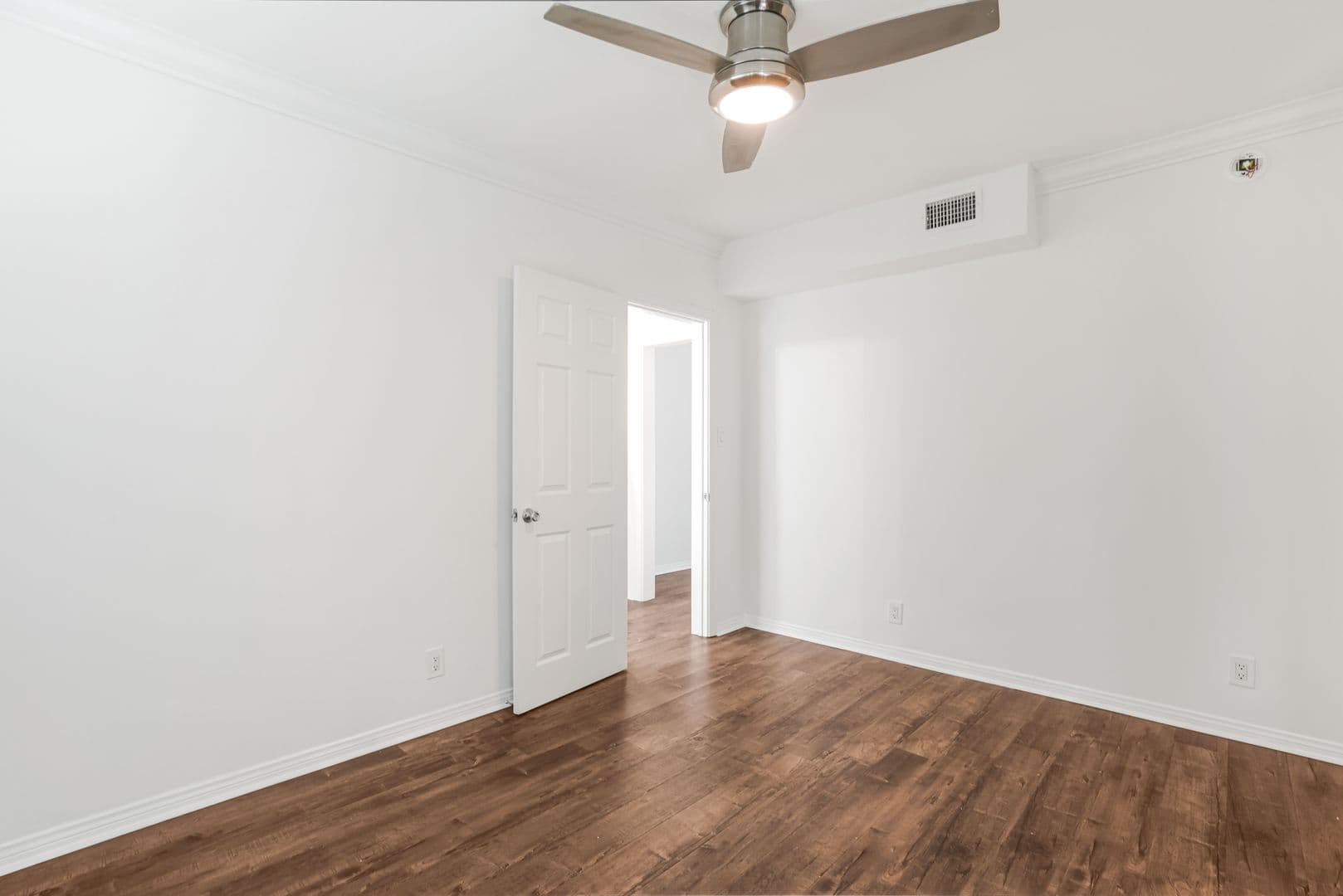 Los Angeles Apartment: 3940 Inglewood Blvd