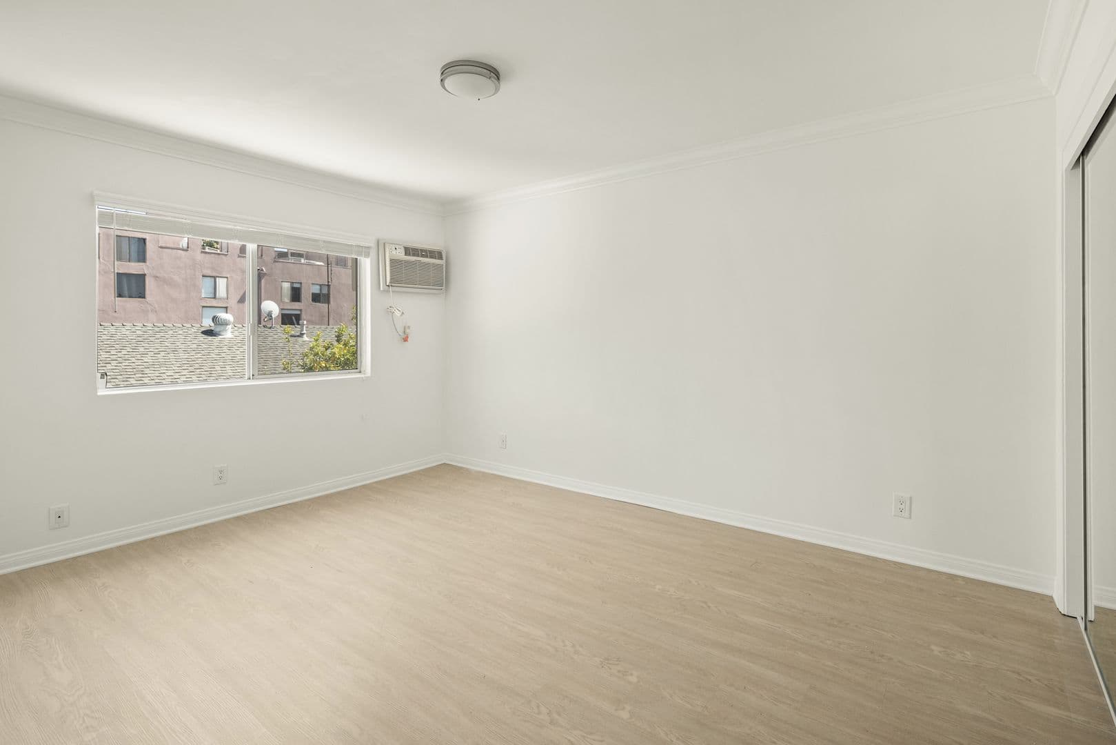 Los Angeles Apartment: 1726 Barrington Ave