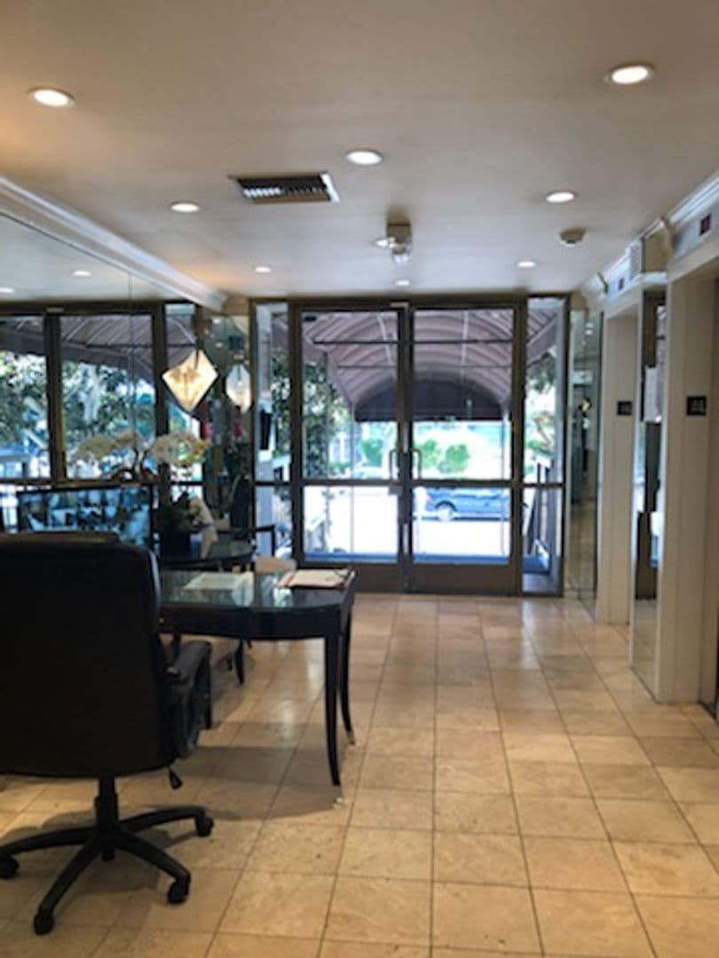 Los Angeles House: 10747 Wilshire Blvd