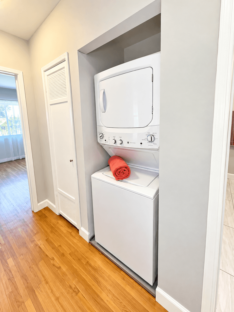 Montrose Apartment: 2318  Mira Vista Ave.
