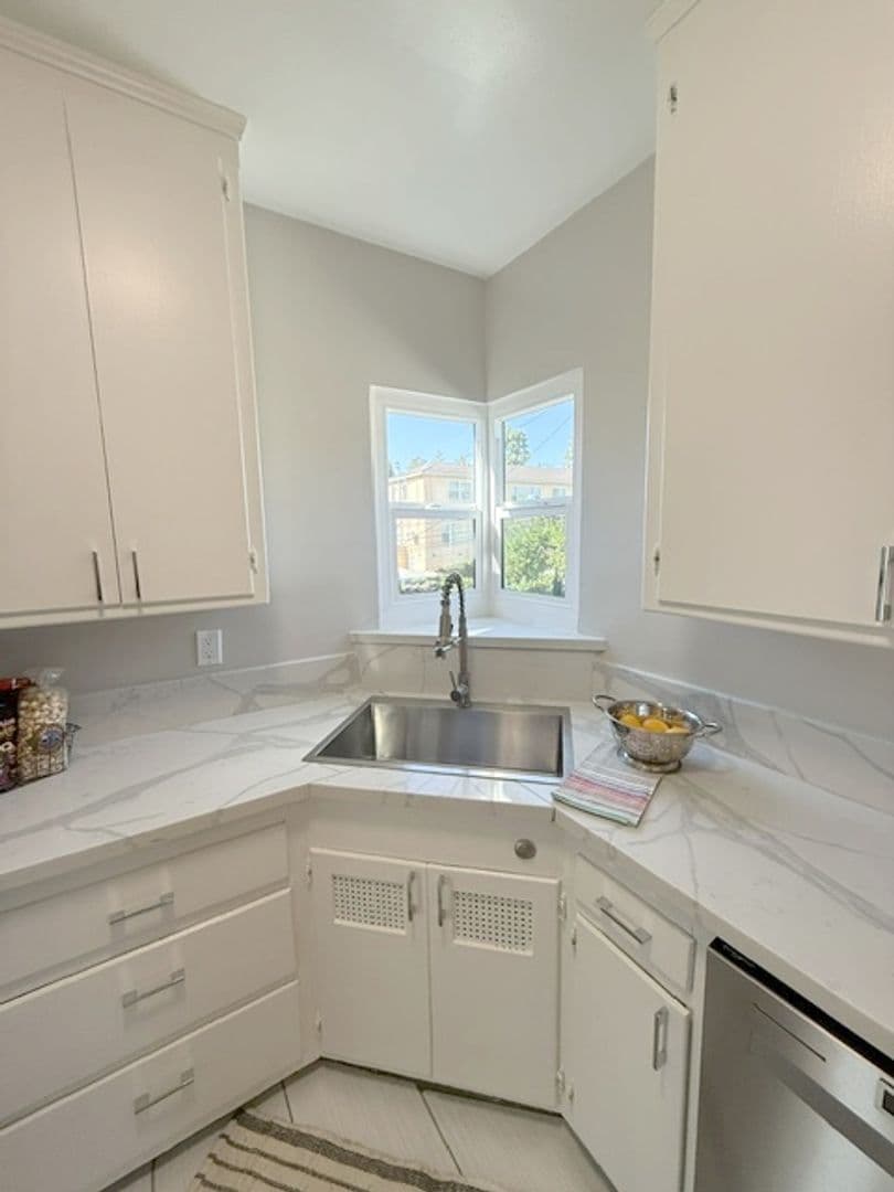 Montrose Apartment: 2318  Mira Vista Ave.