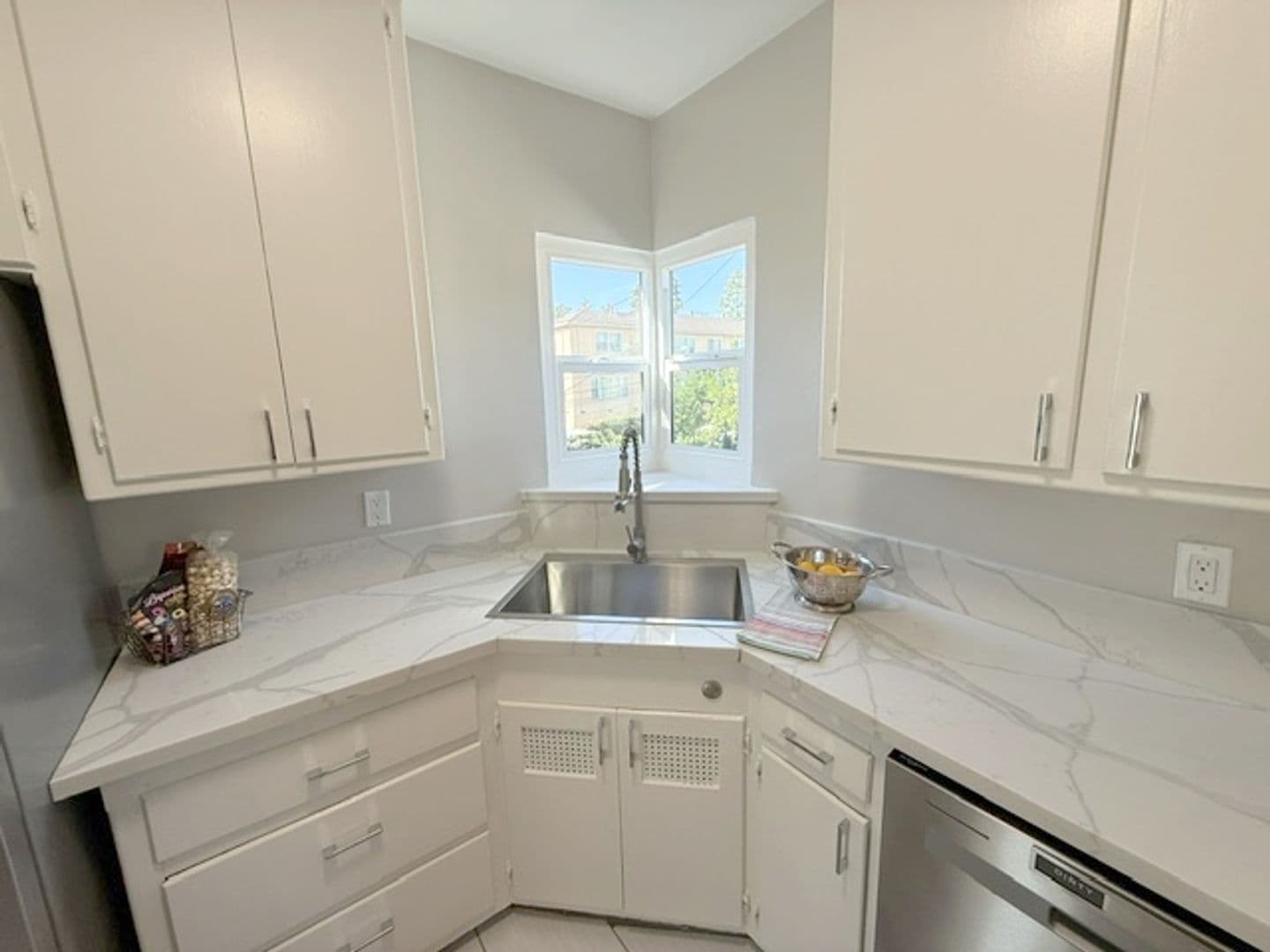 Montrose Apartment: 2318  Mira Vista Ave.