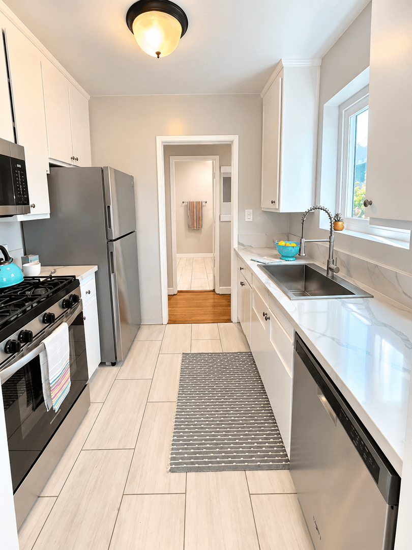 Montrose Apartment: 2318  Mira Vista Ave.