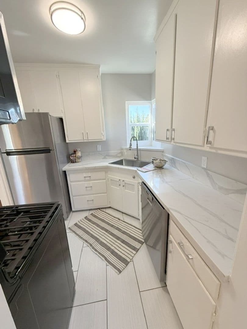Montrose Apartment: 2318  Mira Vista Ave.