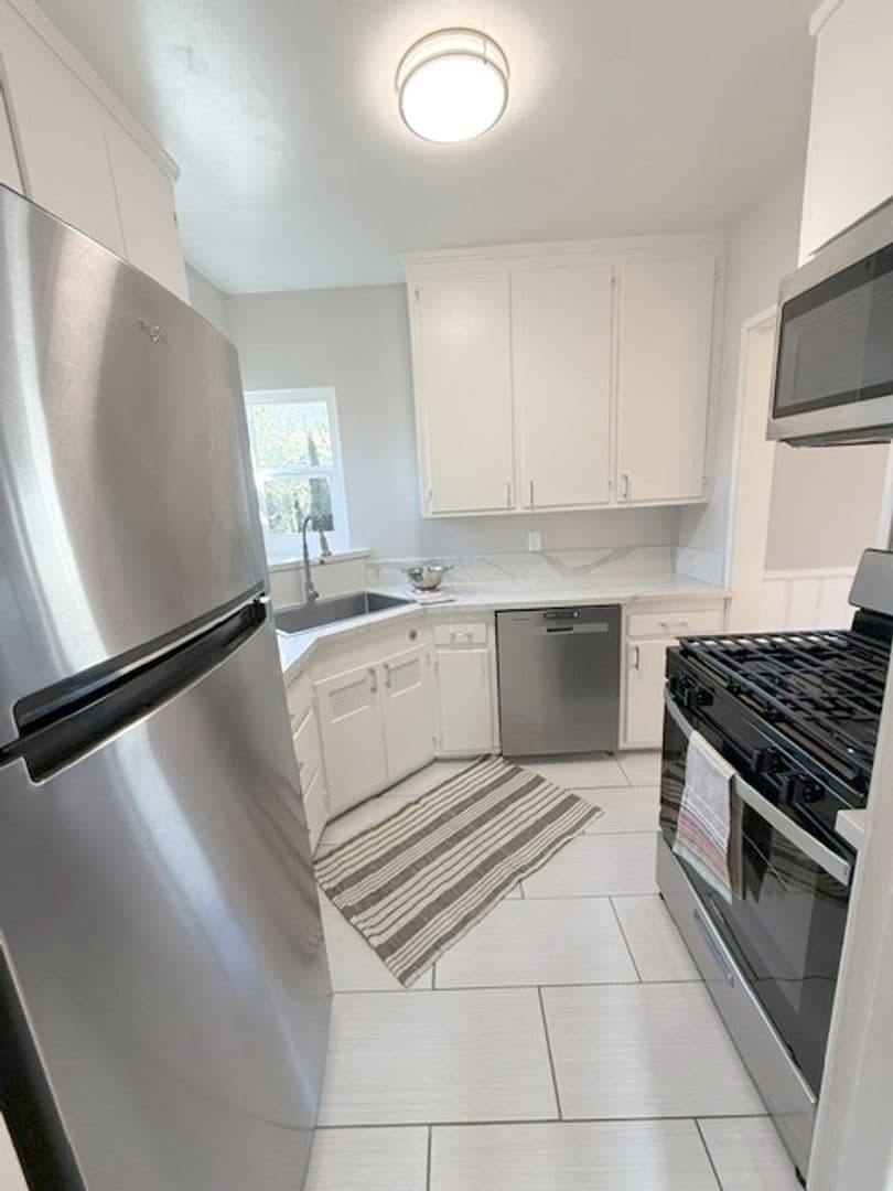 Montrose Apartment: 2318  Mira Vista Ave.