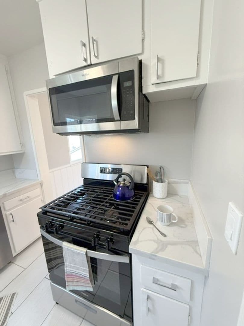 Montrose Apartment: 2318  Mira Vista Ave.