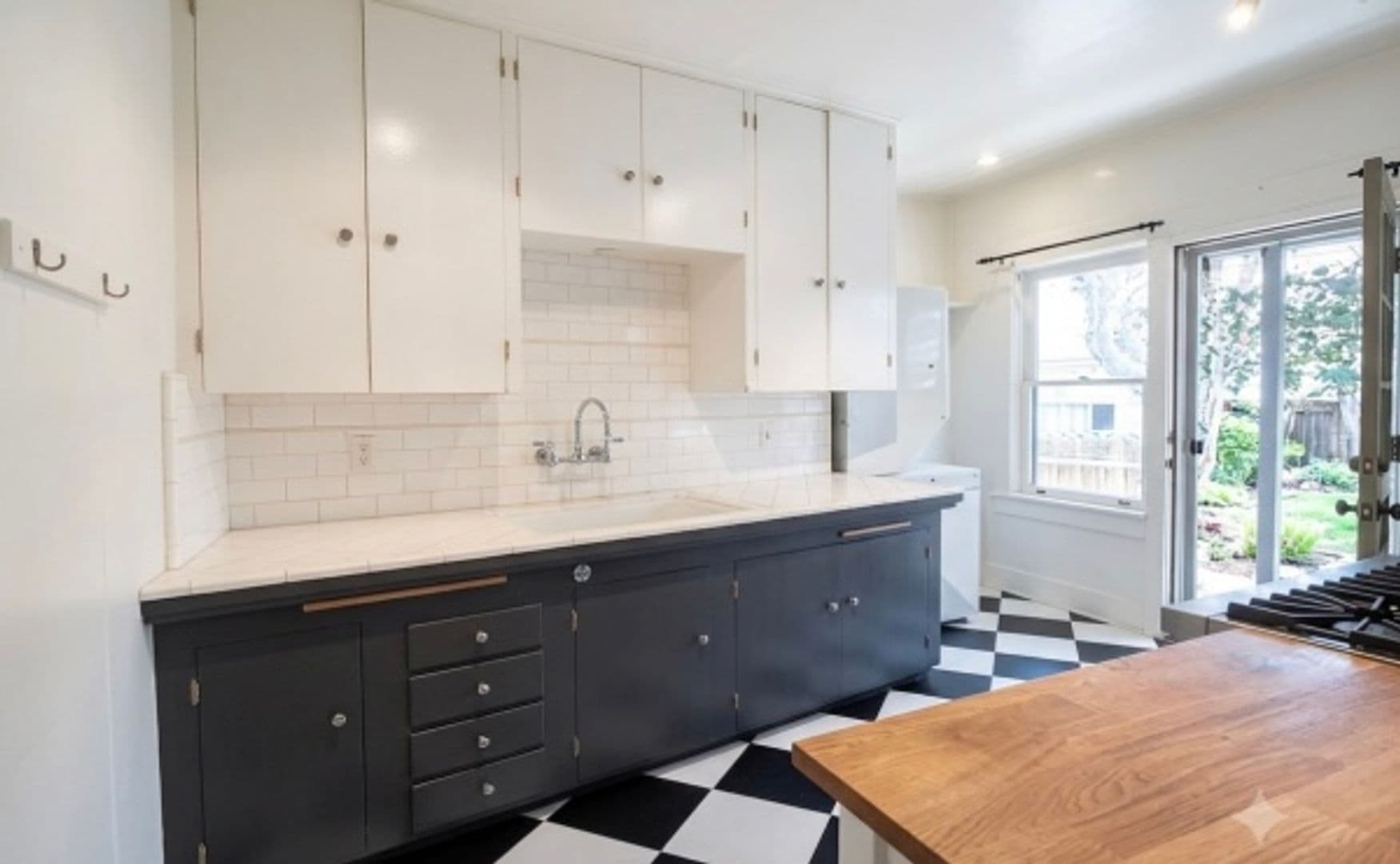 Pasadena Apartment: 1278 N Hudson Ave