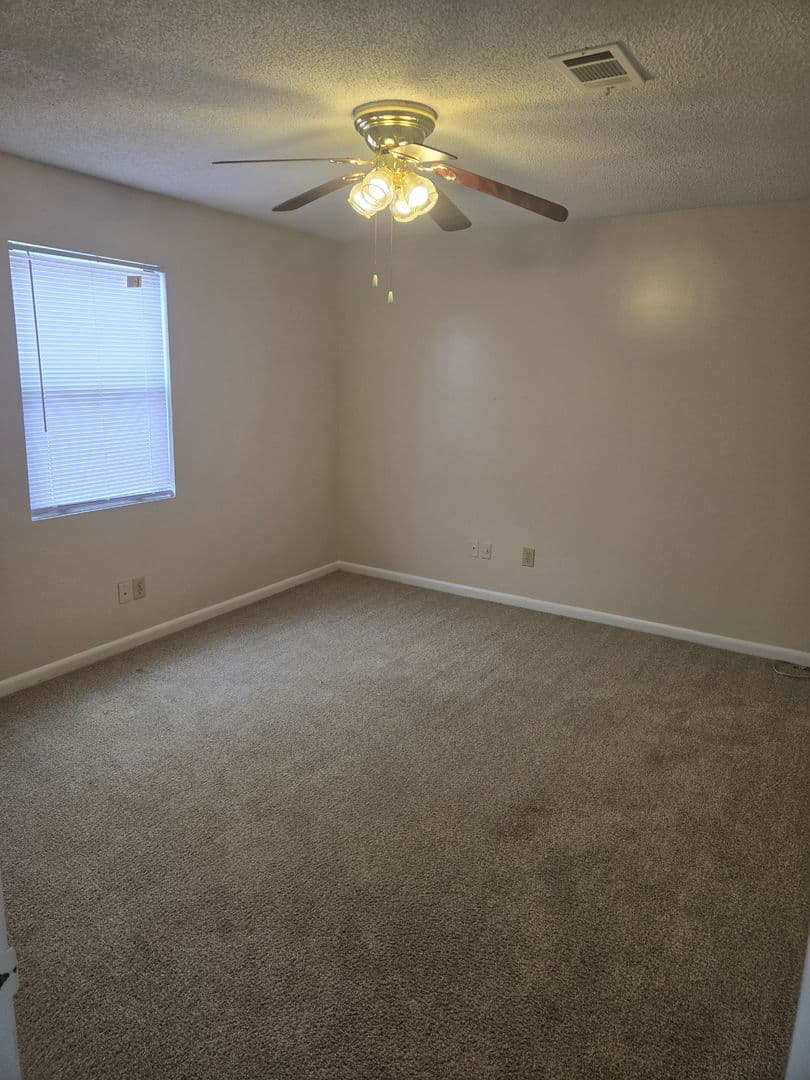 Warner Robins Apartment: 101 Woodcrest Circle
