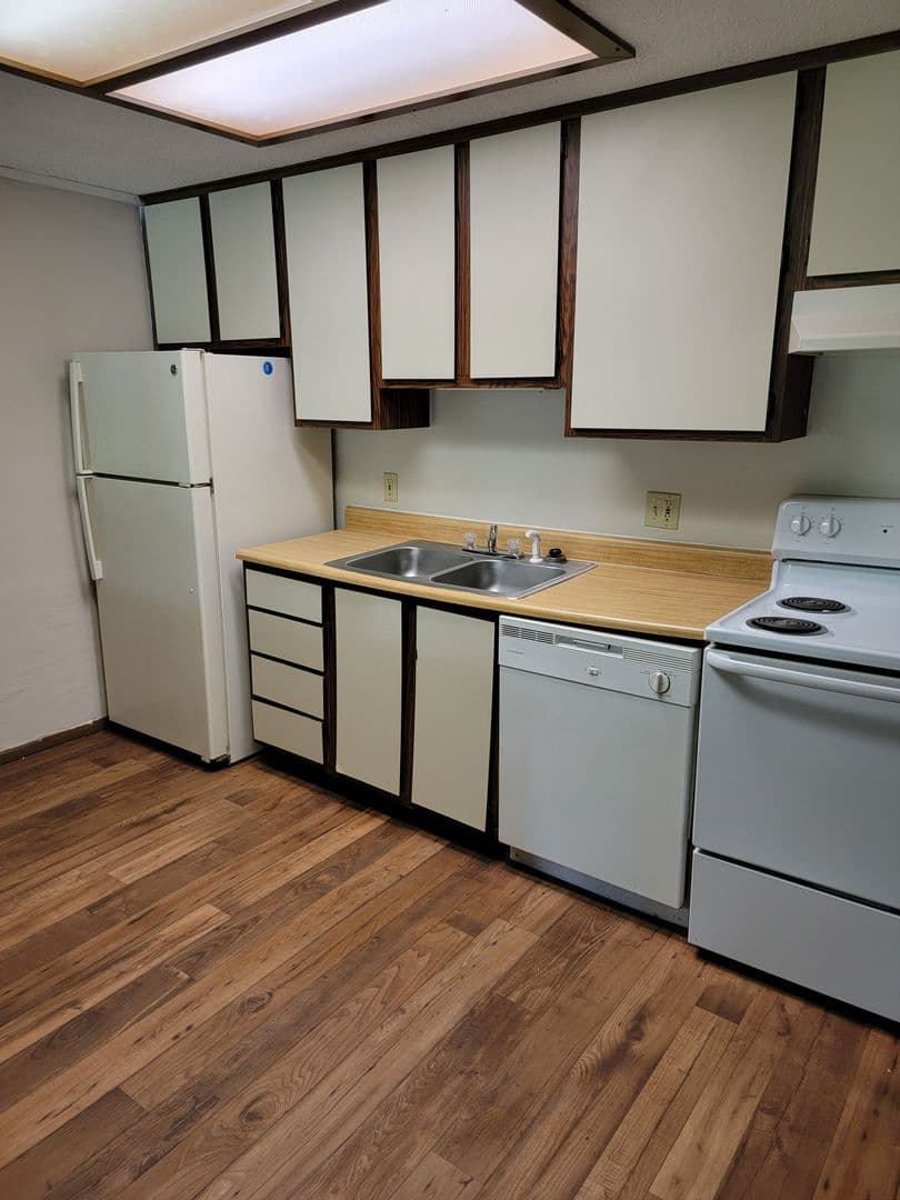Warner Robins Apartment: 101 Woodcrest Circle
