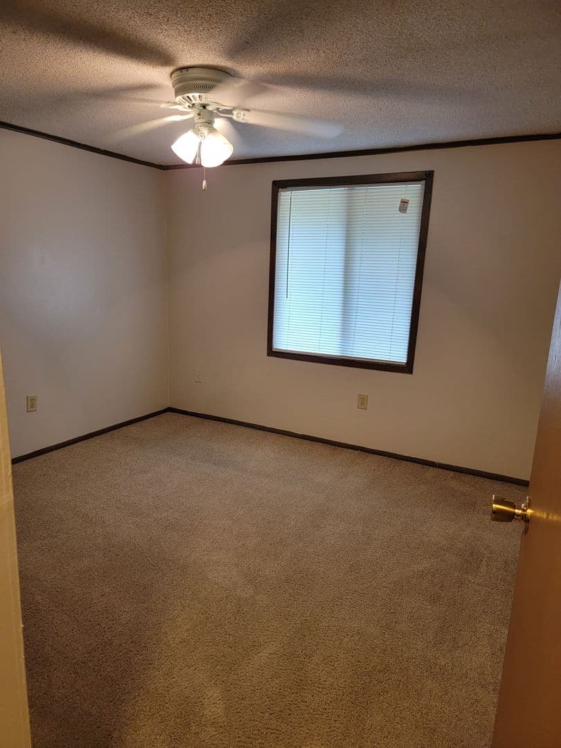 Warner Robins Apartment: 101 Woodcrest Circle