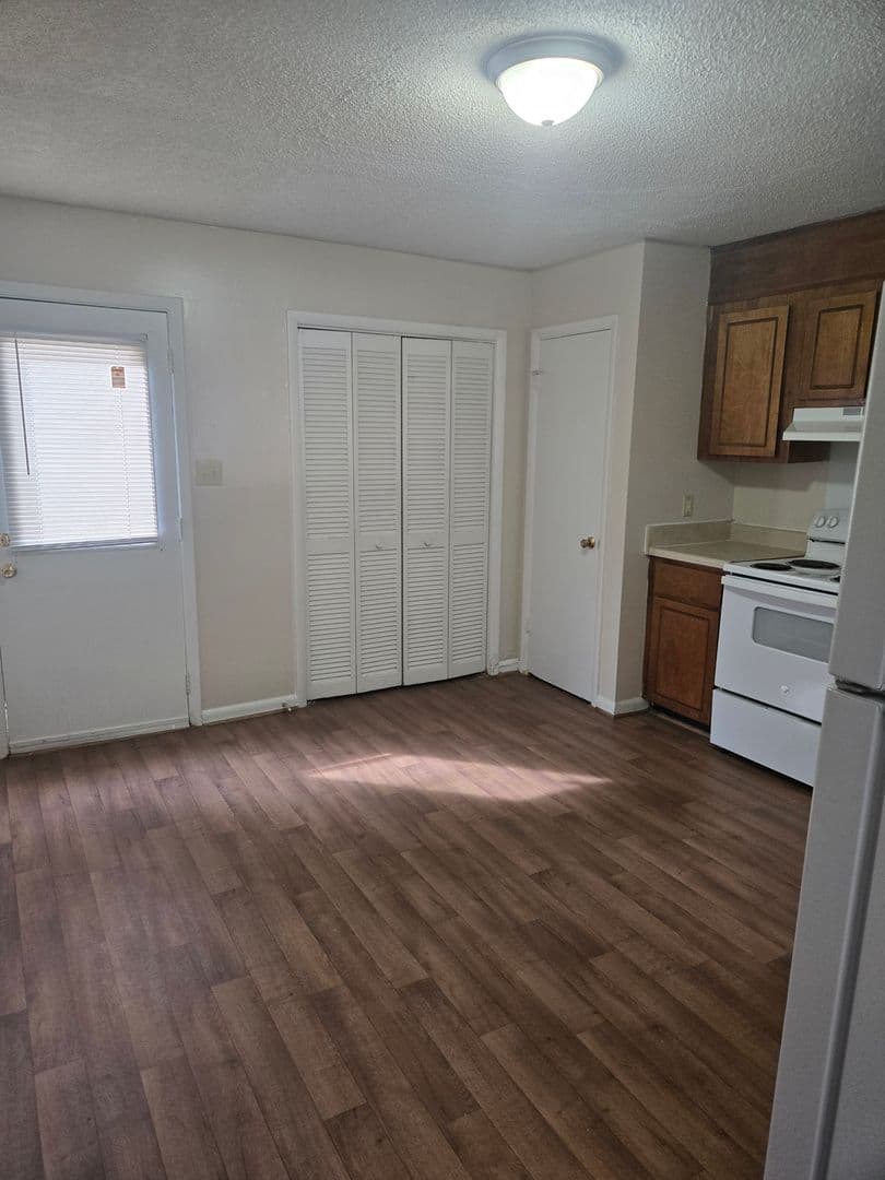 Warner Robins Apartment: 101 Woodcrest Circle