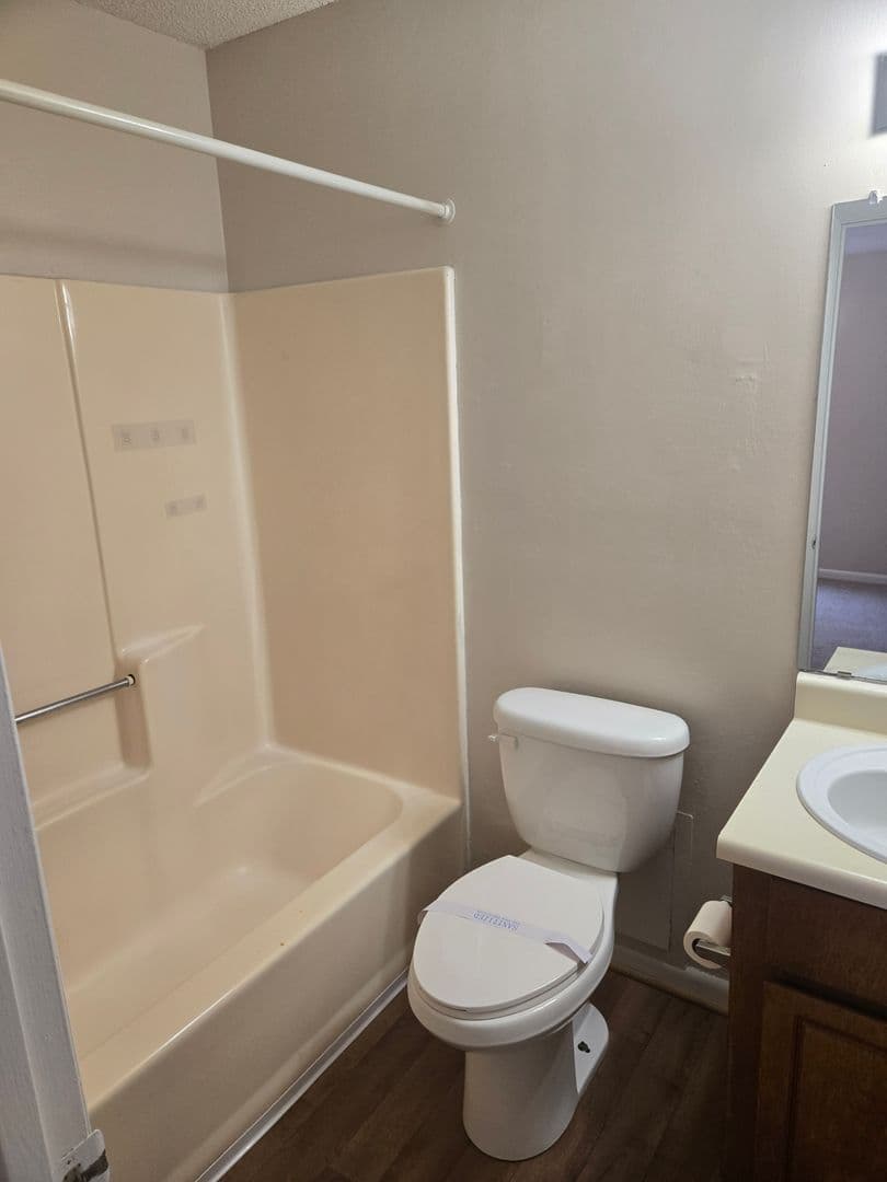 Warner Robins Apartment: 101 Woodcrest Circle