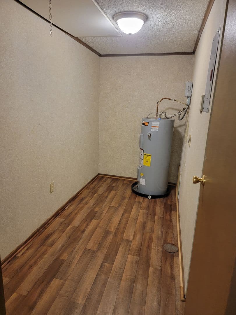 Warner Robins Apartment: 101 Woodcrest Circle