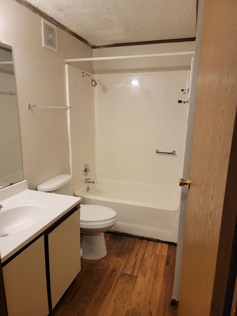 Warner Robins Apartment: 101 Woodcrest Circle