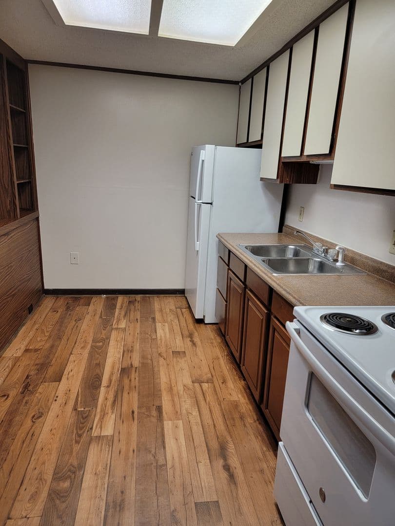 Warner Robins Apartment: 101 Woodcrest Circle