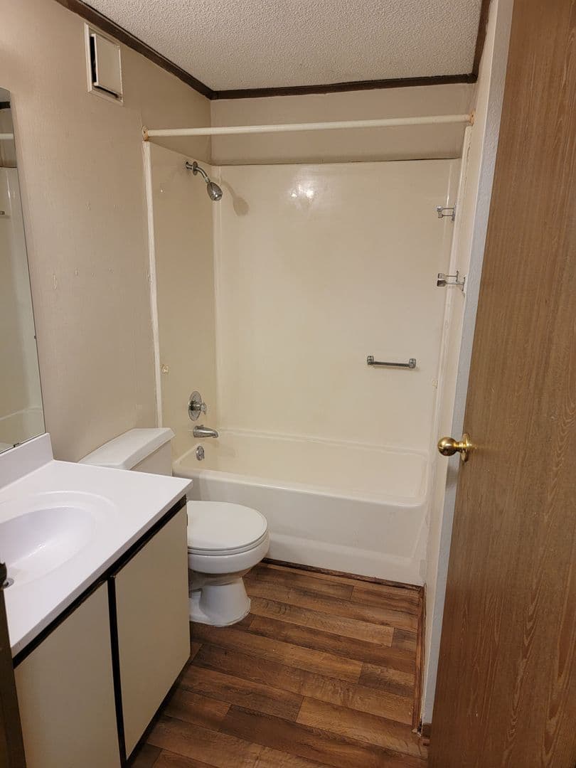 Warner Robins Apartment: 101 Woodcrest Circle