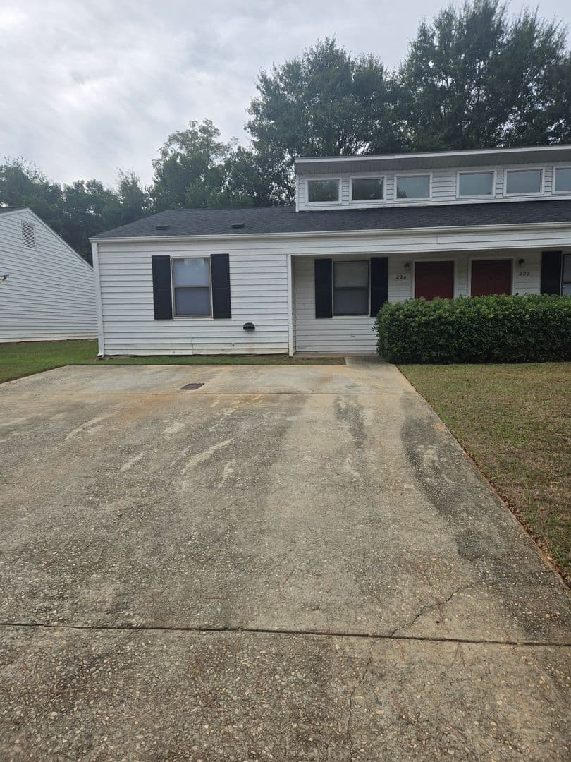 Warner Robins Apartment: 101 Woodcrest Circle