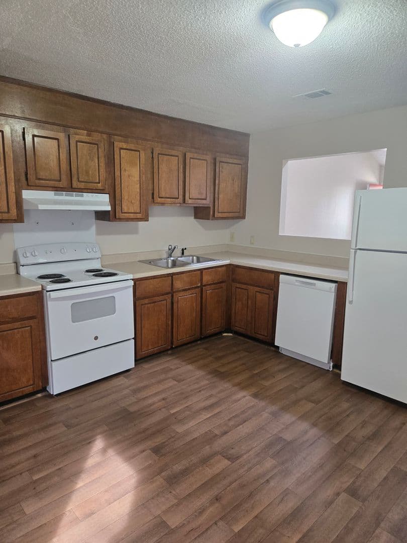 Warner Robins Apartment: 101 Woodcrest Circle