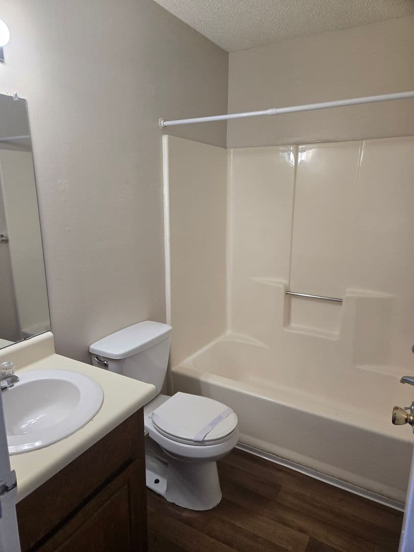 Warner Robins Apartment: 101 Woodcrest Circle